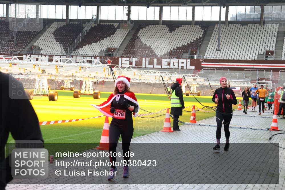 07.12.2025 - St. Pauli X-Mass-Run No. 15 Luisa Fischer http://msf.ph/oto/9380423 07.12.2025 10:40:33 Ziel 4878, 87, 108, 230, 538, 580, 731, 735, 827, 1604, 1748, 1749, 2169, 2588, 2754, 3161, 3164, 3796, 3797, 4207, 4211, 4874, 4878 meine-sportfotos.de