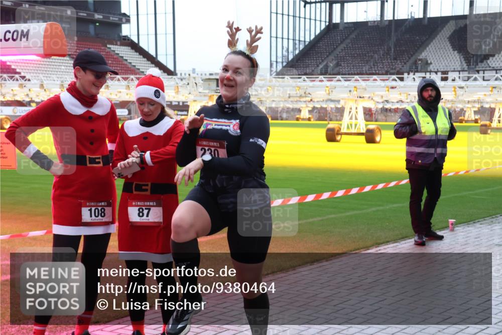 07.12.2025 - St. Pauli X-Mass-Run No. 15 Luisa Fischer http://msf.ph/oto/9380464 07.12.2025 10:40:42 Ziel 108, 15, 87, 230, 6709, 87, 108, 230, 538, 580, 731, 735, 827, 1604, 1748, 1749, 2169, 2594, 2754, 2916, 3161, 3164, 3244, 3407, 3408, 3796, 3797, 4041, 4874, 4878 meine-sportfotos.de