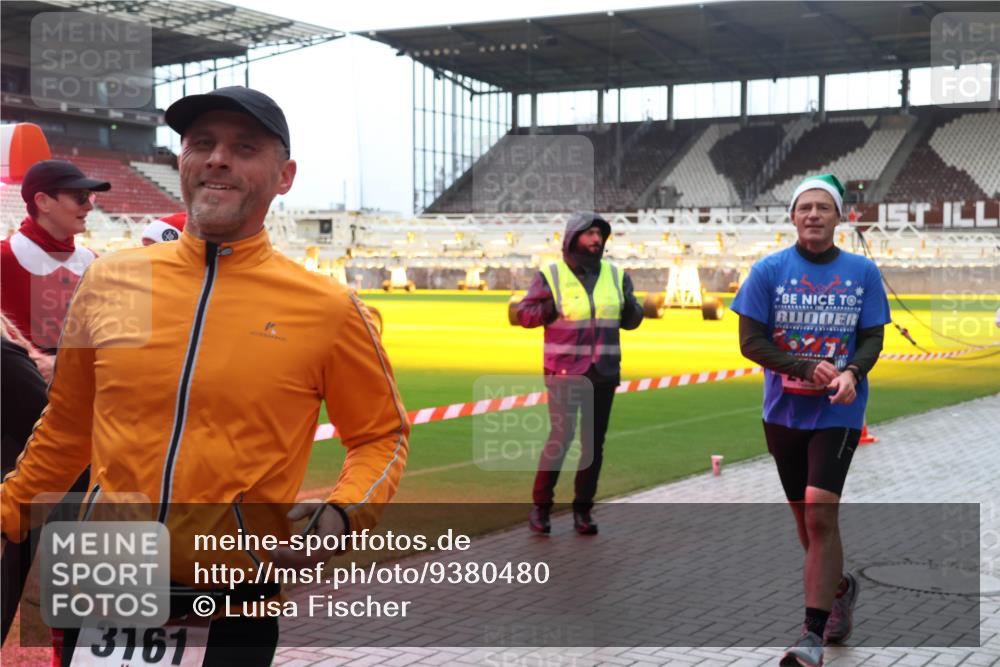 07.12.2025 - St. Pauli X-Mass-Run No. 15 Luisa Fischer http://msf.ph/oto/9380480 07.12.2025 10:40:45 Ziel 3161, 87, 108, 230, 284, 406, 538, 580, 731, 735, 827, 1457, 1604, 1748, 1749, 2169, 2594, 2754, 2916, 3161, 3164, 3244, 3407, 3408, 3796, 3797, 4041, 4304, 4874, 4878 meine-sportfotos.de