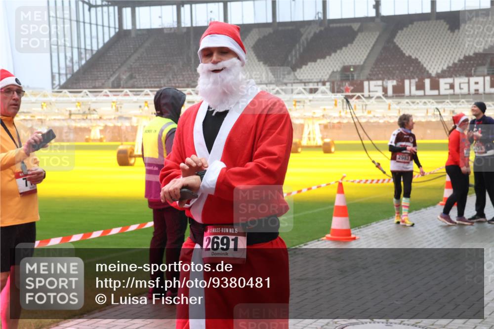 07.12.2025 - St. Pauli X-Mass-Run No. 15 Luisa Fischer http://msf.ph/oto/9380481 07.12.2025 10:08:47 Ziel 15, 2691, 2983, 2247, 2248, 2650, 2691, 2692, 2746, 3495, 3627, 3628, 3759, 4205, 4231, 4232, 4234, 4451, 4623, 4624, 4626, 4734, 4737, 4740 meine-sportfotos.de