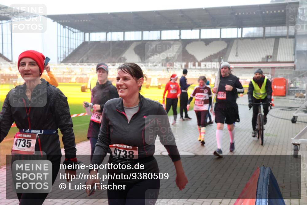 07.12.2025 - St. Pauli X-Mass-Run No. 15 Luisa Fischer http://msf.ph/oto/9380509 07.12.2025 10:08:52 Ziel 4735, 2746, 15, 4738, 2850, 707, 947, 1002, 1031, 2247, 2248, 2650, 2691, 2692, 2746, 3212, 3332, 3335, 3495, 3627, 3628, 3671, 3759, 4205, 4231, 4232, 4234, 4451, 4623, 4624, 4626, 4734, 4737, 4740 meine-sportfotos.de