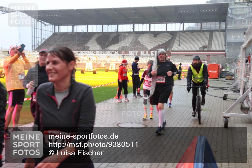07.12.2025 - St. Pauli X-Mass-Run No. 15 Luisa Fischer http://msf.ph/oto/9380511 07.12.2025 10:08:53 Ziel 4738, 2983, 2650, 707, 789, 947, 1002, 1031, 2247, 2248, 2650, 2691, 2692, 2746, 3212, 3332, 3335, 3495, 3627, 3628, 3671, 3759, 4205, 4232, 4234, 4451, 4623, 4624, 4626, 4734, 4737, 4740 meine-sportfotos.de