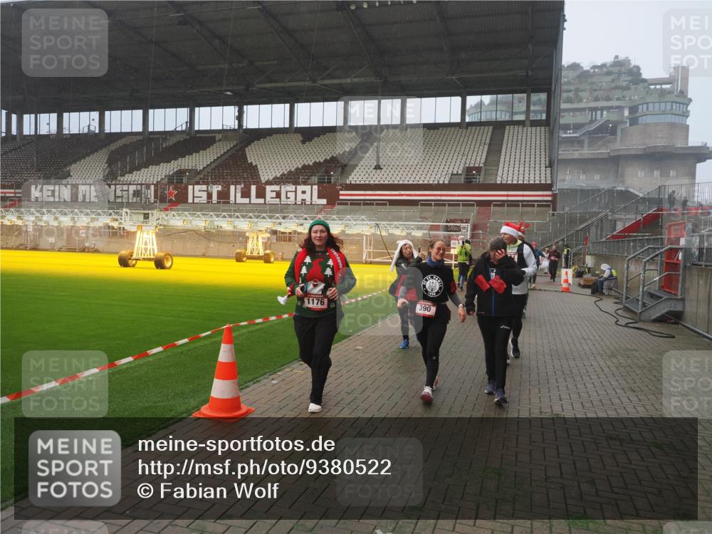 07.12.2025 - St. Pauli X-Mass-Run No. 15 Fabian Wolf http://msf.ph/oto/9380522 07.12.2025 10:08:54 Ziel 19, 390, 707, 786, 789, 947, 1002, 1031, 1176, 1570, 2126, 2521, 3212, 3300, 3332, 3335, 3484, 3671, 3891, 3904, 3907, 4066, 4067, 4068 meine-sportfotos.de