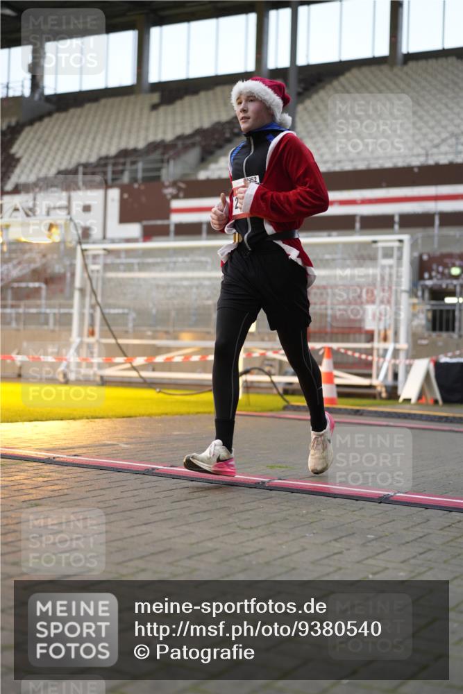 07.12.2025 - St. Pauli X-Mass-Run No. 15 Patografie http://msf.ph/oto/9380540 07.12.2025 10:17:27 Ziel 1161, 1162, 2688, 2725, 2952, 4114, 4127, 4339, 4764 meine-sportfotos.de