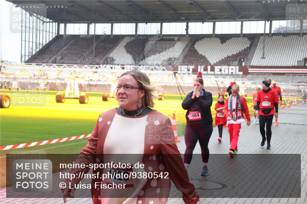 07.12.2025 - St. Pauli X-Mass-Run No. 15 Luisa Fischer http://msf.ph/oto/9380542 07.12.2025 11:14:08 Ziel 15, 1420, 1664, 1114, 1111, 274, 375, 425, 475, 585, 708, 1111, 1114, 1338, 1341, 1664, 2125, 2773 meine-sportfotos.de