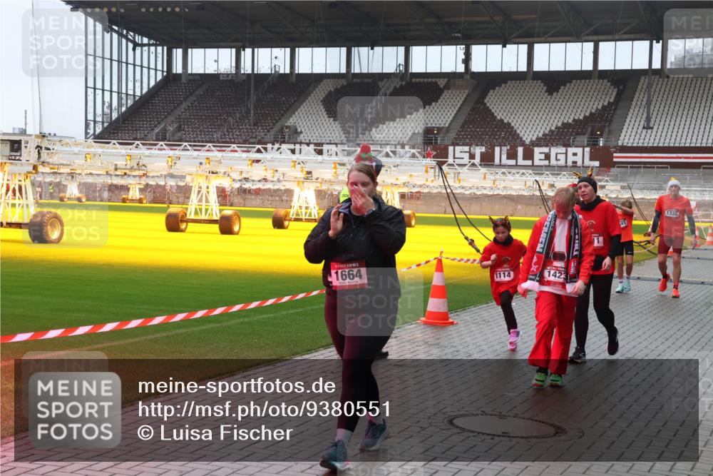 07.12.2025 - St. Pauli X-Mass-Run No. 15 Luisa Fischer http://msf.ph/oto/9380551 07.12.2025 11:14:09 Ziel 1664, 1114, 1423, 41, 1338, 274, 375, 425, 475, 585, 708, 1111, 1114, 1338, 1341, 1664, 2125, 2773 meine-sportfotos.de