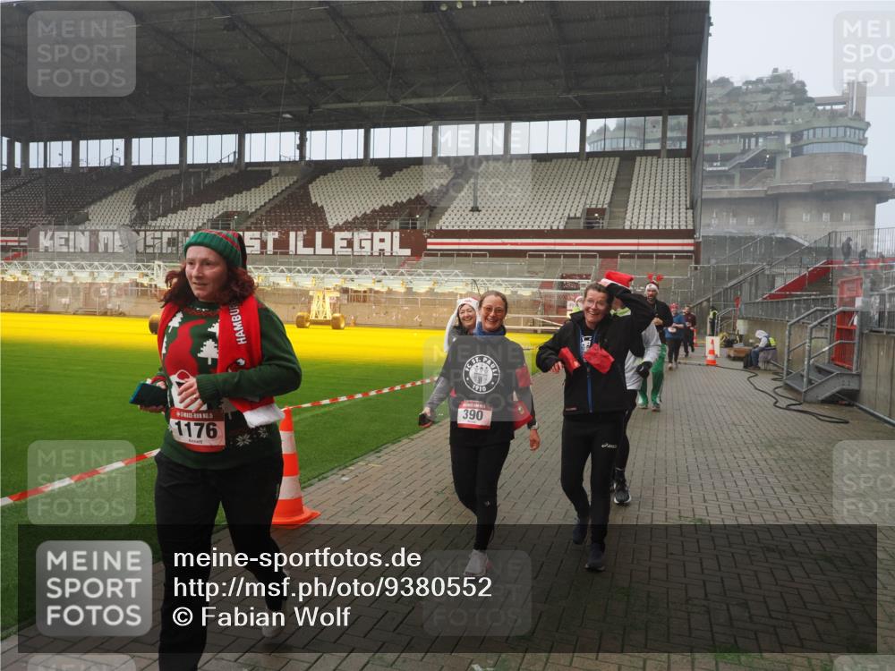 07.12.2025 - St. Pauli X-Mass-Run No. 15 Fabian Wolf http://msf.ph/oto/9380552 07.12.2025 10:08:55 Ziel 19, 390, 707, 786, 789, 947, 1002, 1031, 1176, 1570, 2126, 2521, 3212, 3300, 3332, 3335, 3484, 3671, 3891, 3904, 3907, 4066, 4067, 4068 meine-sportfotos.de