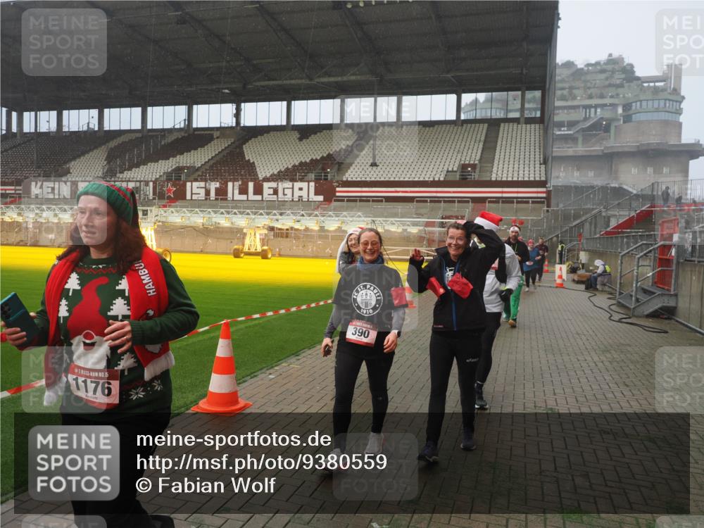 07.12.2025 - St. Pauli X-Mass-Run No. 15 Fabian Wolf http://msf.ph/oto/9380559 07.12.2025 10:08:55 Ziel 19, 390, 707, 786, 789, 947, 1002, 1031, 1176, 1570, 2126, 2521, 3212, 3300, 3332, 3335, 3484, 3671, 3891, 3904, 3907, 4066, 4067, 4068 meine-sportfotos.de