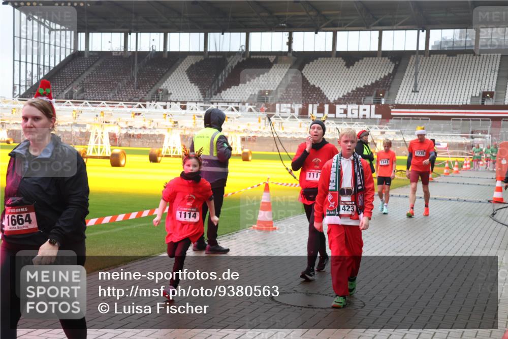 07.12.2025 - St. Pauli X-Mass-Run No. 15 Luisa Fischer http://msf.ph/oto/9380563 07.12.2025 11:14:11 Ziel 15, 1664, 1, 1114, 1, 1117, 423, 1341, 1338, 274, 375, 425, 475, 585, 708, 1111, 1114, 1338, 1341, 1664, 2125, 2773 meine-sportfotos.de