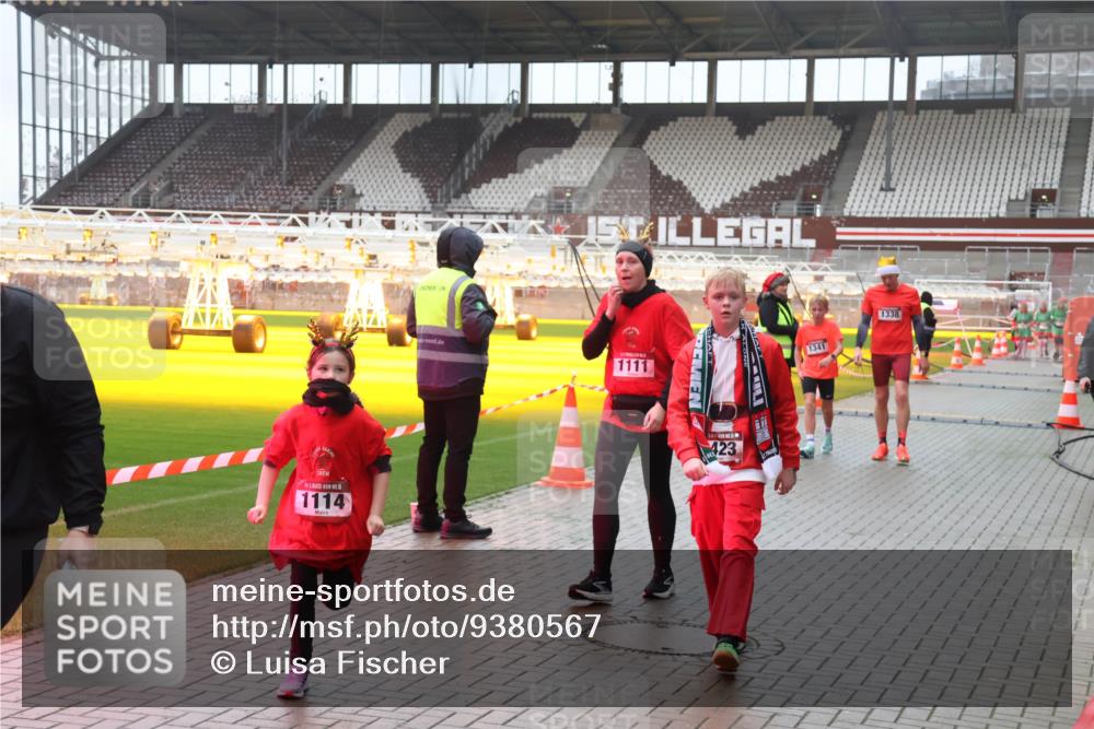 07.12.2025 - St. Pauli X-Mass-Run No. 15 Luisa Fischer http://msf.ph/oto/9380567 07.12.2025 11:14:11 Ziel 1114, 1111, 423, 1341, 1338, 274, 375, 425, 475, 585, 708, 1111, 1114, 1338, 1341, 1664, 2125, 2773 meine-sportfotos.de