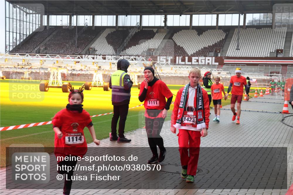 07.12.2025 - St. Pauli X-Mass-Run No. 15 Luisa Fischer http://msf.ph/oto/9380570 07.12.2025 11:14:11 Ziel 1114, 1, 1111, 1423, 1341, 1338, 274, 375, 425, 475, 585, 708, 1111, 1114, 1338, 1341, 1664, 2125, 2773 meine-sportfotos.de