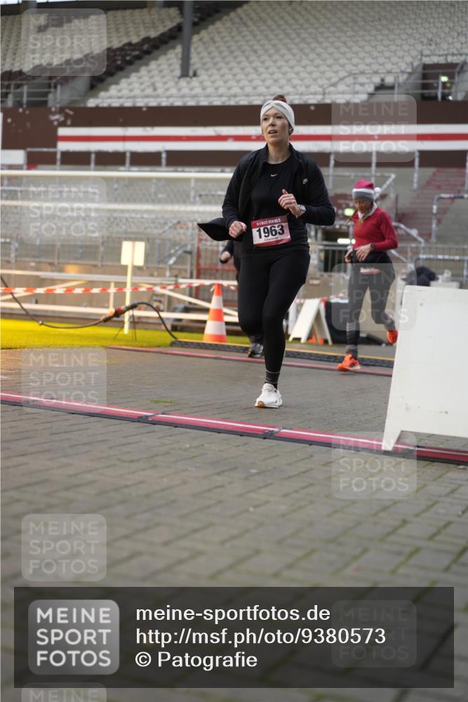 07.12.2025 - St. Pauli X-Mass-Run No. 15 Patografie http://msf.ph/oto/9380573 07.12.2025 10:17:39 Ziel 1161, 1162, 1963, 2663, 2952, 3804, 4127 meine-sportfotos.de