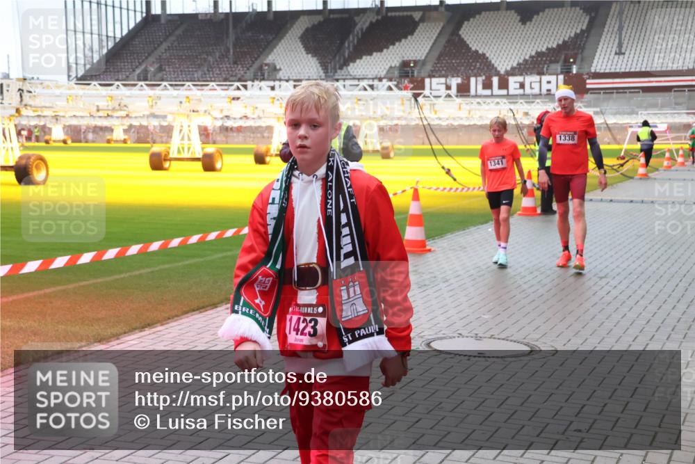 07.12.2025 - St. Pauli X-Mass-Run No. 15 Luisa Fischer http://msf.ph/oto/9380586 07.12.2025 11:14:14 Ziel 111, 15, 1423, 1341, 1338, 274, 375, 425, 475, 585, 708, 1111, 1114, 1338, 1341, 1664, 2125, 2773 meine-sportfotos.de