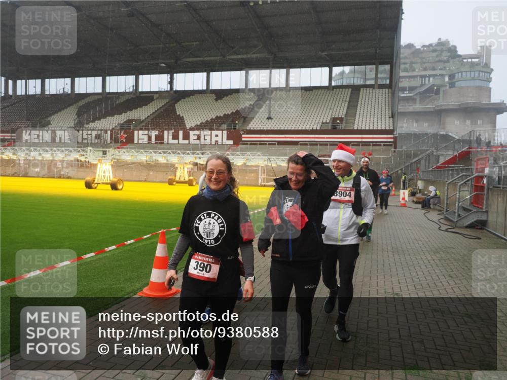 07.12.2025 - St. Pauli X-Mass-Run No. 15 Fabian Wolf http://msf.ph/oto/9380588 07.12.2025 10:08:56 Ziel 19, 390, 707, 786, 789, 947, 1002, 1031, 1176, 1570, 2126, 2521, 3212, 3300, 3332, 3335, 3484, 3671, 3891, 3904, 3907, 4066, 4067, 4068 meine-sportfotos.de