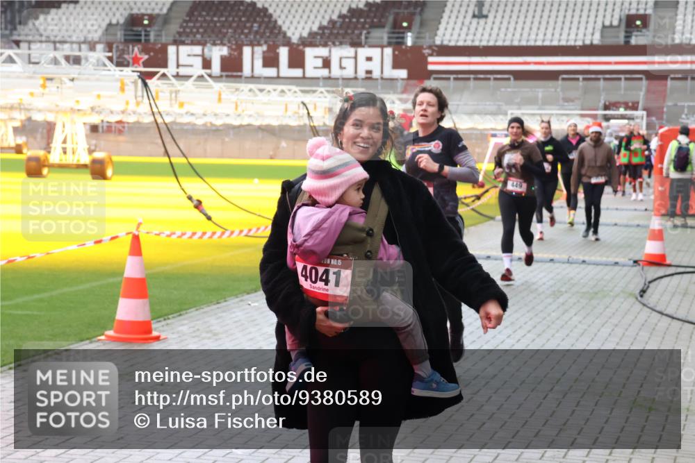 07.12.2025 - St. Pauli X-Mass-Run No. 15 Luisa Fischer http://msf.ph/oto/9380589 07.12.2025 10:41:24 Ziel 15, 4041, 449, 284, 288, 406, 449, 545, 575, 952, 1153, 1457, 2330, 2331, 2555, 2559, 2594, 3047, 3244, 3264, 3265, 3407, 3408, 3951, 4041, 4304, 4617, 4773, 4856, 4871 meine-sportfotos.de