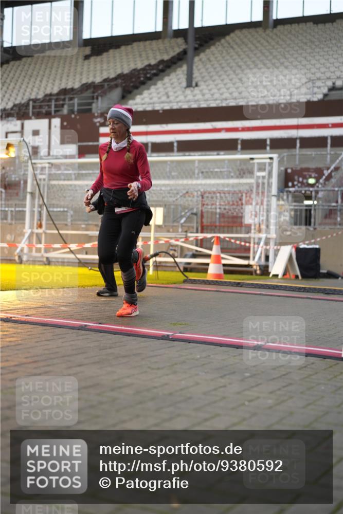 07.12.2025 - St. Pauli X-Mass-Run No. 15 Patografie http://msf.ph/oto/9380592 07.12.2025 10:17:40 Ziel 1161, 1162, 1963, 2663, 2952, 3804, 4127, 4227 meine-sportfotos.de