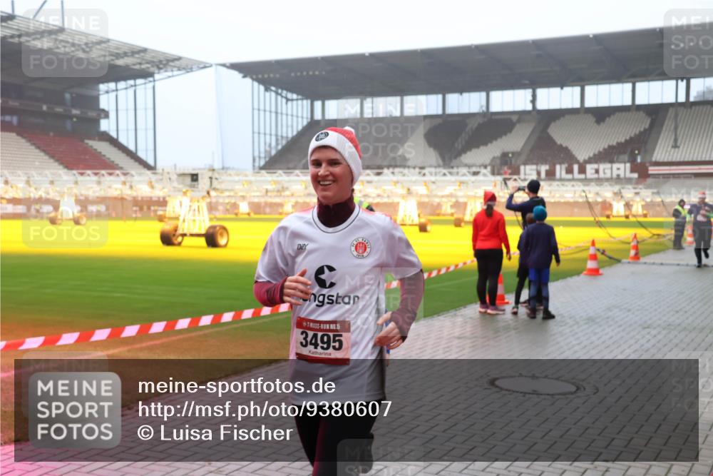 07.12.2025 - St. Pauli X-Mass-Run No. 15 Luisa Fischer http://msf.ph/oto/9380607 07.12.2025 10:09:02 Ziel 5, 3495, 390, 707, 786, 789, 947, 1002, 1031, 1176, 2247, 2248, 2521, 2650, 2691, 2692, 2746, 3212, 3332, 3335, 3484, 3495, 3671, 3759, 3904, 3907, 4205, 4232, 4234, 4451 meine-sportfotos.de