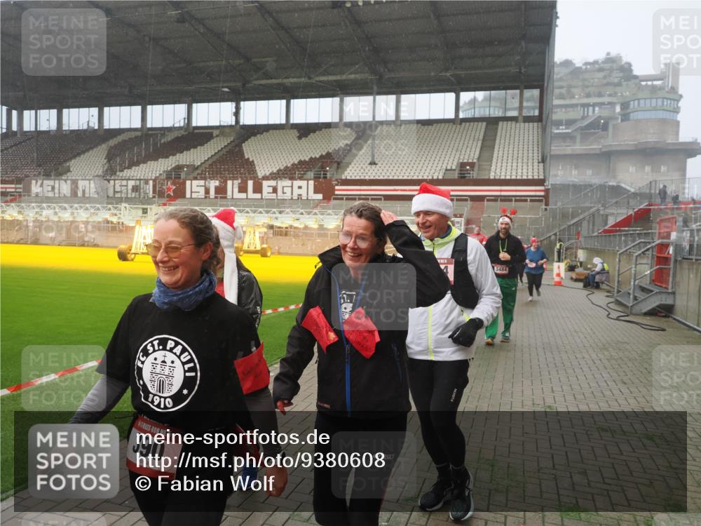 07.12.2025 - St. Pauli X-Mass-Run No. 15 Fabian Wolf http://msf.ph/oto/9380608 07.12.2025 10:08:56 Ziel 19, 390, 707, 786, 789, 947, 1002, 1031, 1176, 1570, 2126, 2521, 3212, 3300, 3332, 3335, 3484, 3671, 3891, 3904, 3907, 4066, 4067, 4068 meine-sportfotos.de