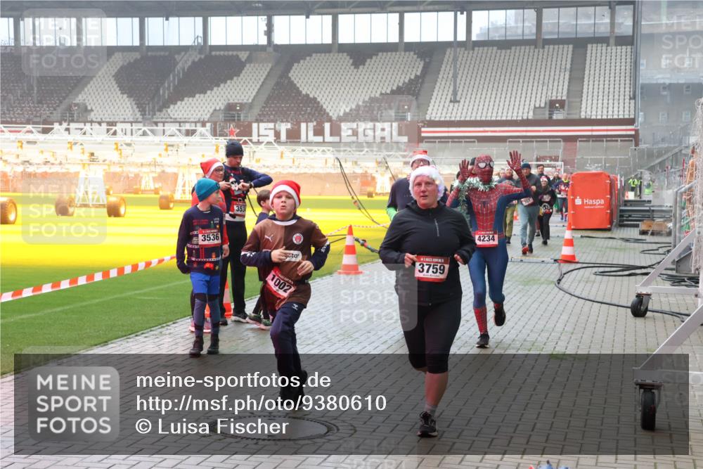07.12.2025 - St. Pauli X-Mass-Run No. 15 Luisa Fischer http://msf.ph/oto/9380610 07.12.2025 10:09:07 Ziel 3536, 353, 1002, 3759, 4234, 707, 19, 390, 707, 786, 789, 947, 1002, 1031, 1176, 1570, 2126, 2247, 2248, 2521, 2650, 2746, 3212, 3300, 3332, 3335, 3484, 3495, 3671, 3759, 3891, 3904, 3907, 4066, 4067, 4068, 4205, 4232, 4234, 4451 meine-sportfotos.de