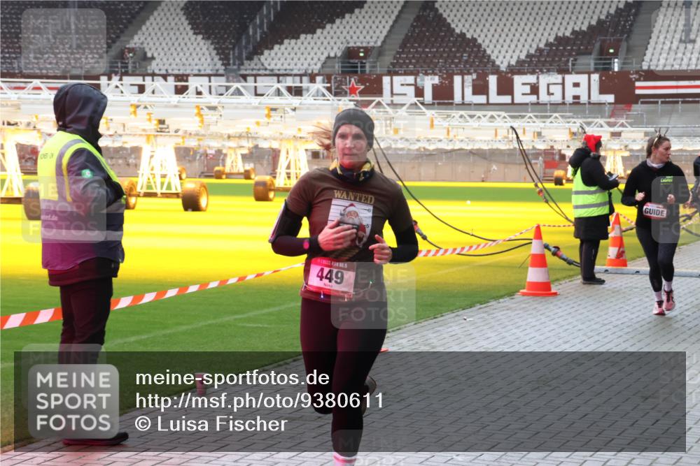 07.12.2025 - St. Pauli X-Mass-Run No. 15 Luisa Fischer http://msf.ph/oto/9380611 07.12.2025 10:41:28 Ziel 449, 284, 288, 406, 449, 545, 575, 952, 1153, 1457, 2330, 2331, 2555, 2559, 3047, 3264, 3265, 3407, 3951, 4041, 4304, 4617, 4773, 4856, 4871 meine-sportfotos.de
