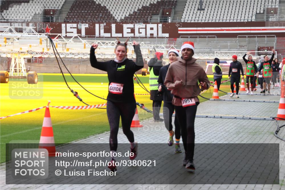 07.12.2025 - St. Pauli X-Mass-Run No. 15 Luisa Fischer http://msf.ph/oto/9380621 07.12.2025 10:41:30 Ziel 3951, 3265, 3264, 3047, 284, 288, 406, 449, 545, 575, 952, 1153, 1457, 2330, 2331, 2555, 2559, 3047, 3264, 3265, 3407, 3951, 4041, 4304, 4617, 4773, 4856, 4871 meine-sportfotos.de