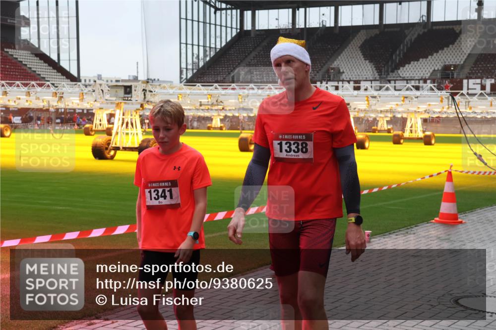 07.12.2025 - St. Pauli X-Mass-Run No. 15 Luisa Fischer http://msf.ph/oto/9380625 07.12.2025 11:14:19 Ziel 15, 1341, 15, 1338, 274, 375, 425, 475, 585, 708, 1111, 1114, 2773 meine-sportfotos.de