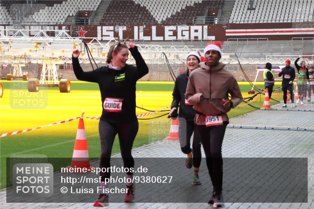 07.12.2025 - St. Pauli X-Mass-Run No. 15 Luisa Fischer http://msf.ph/oto/9380627 07.12.2025 10:41:31 Ziel 3951, 3265, 3047, 1153, 259, 284, 288, 406, 449, 545, 575, 952, 1153, 1457, 2330, 2331, 2507, 2555, 2559, 3047, 3264, 3265, 3951, 4304, 4617, 4773, 4856, 4871 meine-sportfotos.de