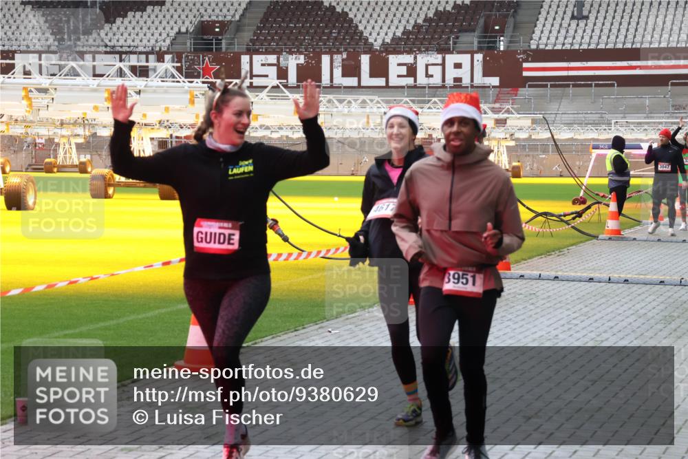 07.12.2025 - St. Pauli X-Mass-Run No. 15 Luisa Fischer http://msf.ph/oto/9380629 07.12.2025 10:41:31 Ziel 4617, 3951, 3047, 259, 284, 288, 406, 449, 545, 575, 952, 1153, 1457, 2330, 2331, 2507, 2555, 2559, 3047, 3264, 3265, 3951, 4304, 4617, 4773, 4856, 4871 meine-sportfotos.de