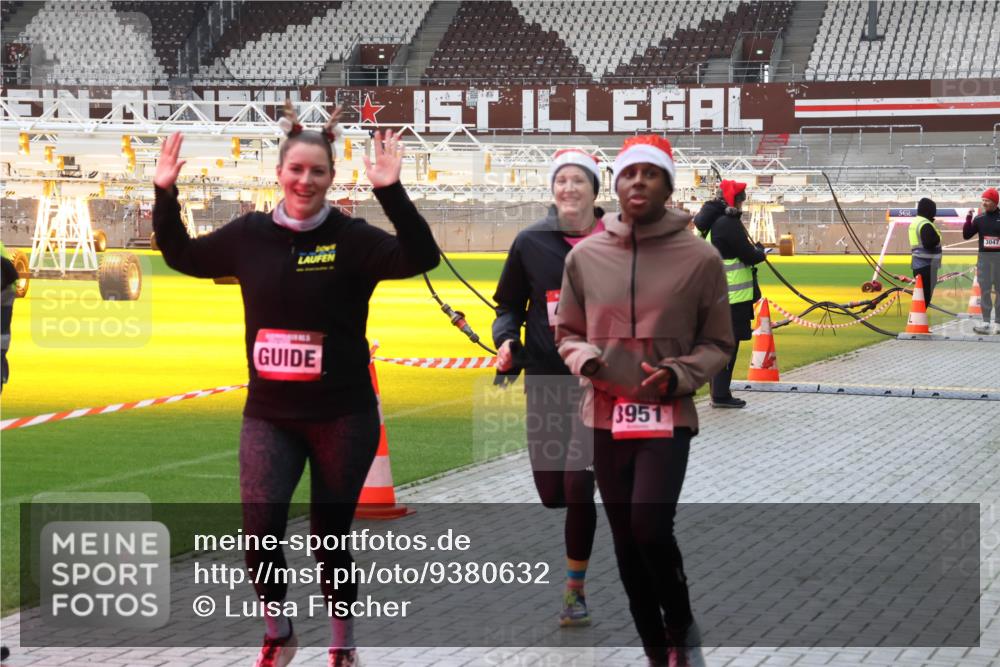 07.12.2025 - St. Pauli X-Mass-Run No. 15 Luisa Fischer http://msf.ph/oto/9380632 07.12.2025 10:41:31 Ziel 3951, 3047, 259, 284, 288, 406, 449, 545, 575, 952, 1153, 1457, 2330, 2331, 2507, 2555, 2559, 3047, 3264, 3265, 3951, 4304, 4617, 4773, 4856, 4871 meine-sportfotos.de