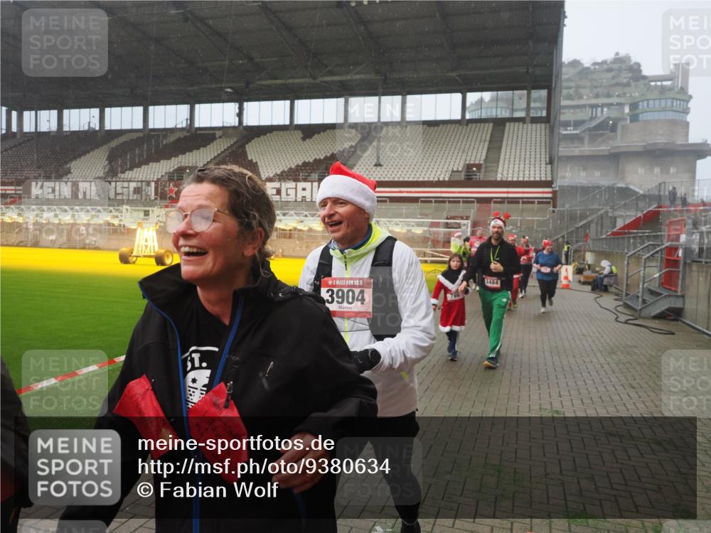 07.12.2025 - St. Pauli X-Mass-Run No. 15 Fabian Wolf http://msf.ph/oto/9380634 07.12.2025 10:08:57 Ziel 19, 390, 707, 786, 789, 947, 1002, 1031, 1176, 1461, 1465, 1570, 1575, 1576, 2126, 2521, 3212, 3300, 3332, 3335, 3484, 3671, 3891, 3904, 3907, 4066, 4067, 4068 meine-sportfotos.de