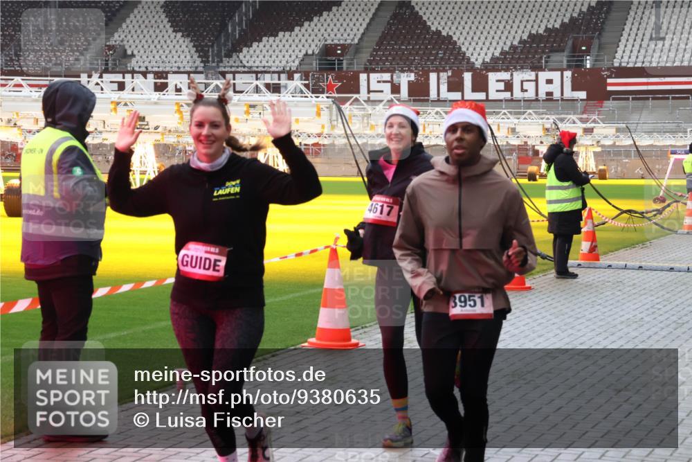 07.12.2025 - St. Pauli X-Mass-Run No. 15 Luisa Fischer http://msf.ph/oto/9380635 07.12.2025 10:41:32 Ziel 4617, 3951, 259, 284, 288, 406, 449, 545, 575, 952, 1153, 2330, 2331, 2507, 2555, 2559, 3047, 3264, 3265, 3951, 4617, 4773, 4856, 4871 meine-sportfotos.de