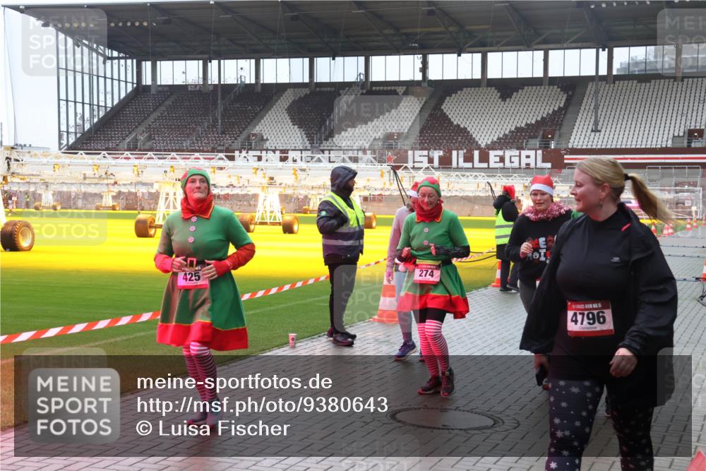 07.12.2025 - St. Pauli X-Mass-Run No. 15 Luisa Fischer http://msf.ph/oto/9380643 07.12.2025 11:14:31 Ziel 425, 274, 15, 4796, 274, 375, 425, 475, 708, 942, 946, 948 meine-sportfotos.de