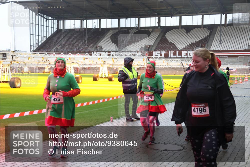 07.12.2025 - St. Pauli X-Mass-Run No. 15 Luisa Fischer http://msf.ph/oto/9380645 07.12.2025 11:14:32 Ziel 425, 274, 15, 4796, 274, 375, 425, 475, 708, 942, 946, 948 meine-sportfotos.de