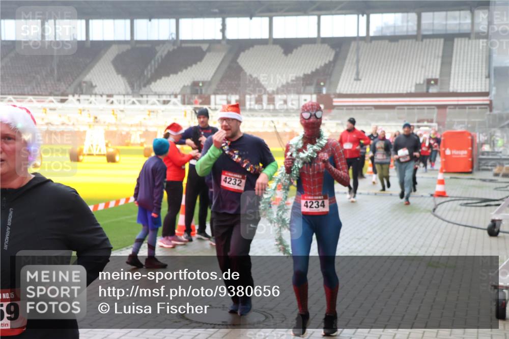 07.12.2025 - St. Pauli X-Mass-Run No. 15 Luisa Fischer http://msf.ph/oto/9380656 07.12.2025 10:09:09 Ziel 15, 59, 4232, 4234, 19, 390, 707, 786, 789, 947, 1002, 1031, 1176, 1461, 1465, 1570, 1575, 1576, 2126, 2247, 2248, 2521, 2650, 2746, 3212, 3300, 3332, 3335, 3484, 3495, 3671, 3759, 3891, 3904, 3907, 4066, 4067, 4068, 4205, 4232, 4234, 4451 meine-sportfotos.de