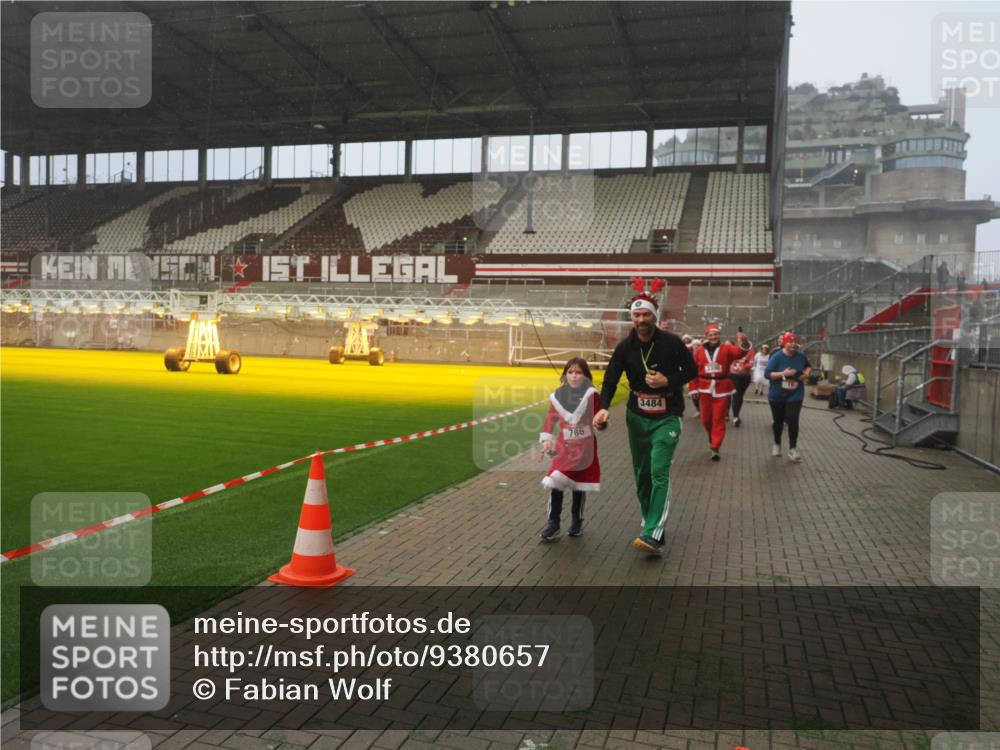 07.12.2025 - St. Pauli X-Mass-Run No. 15 Fabian Wolf http://msf.ph/oto/9380657 07.12.2025 10:08:58 Ziel 19, 390, 707, 786, 789, 947, 1002, 1031, 1176, 1461, 1465, 1570, 1575, 1576, 2126, 2521, 3300, 3332, 3335, 3484, 3891, 3904, 3907, 4066, 4067, 4068 meine-sportfotos.de