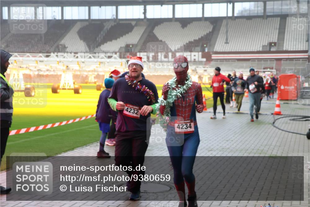 07.12.2025 - St. Pauli X-Mass-Run No. 15 Luisa Fischer http://msf.ph/oto/9380659 07.12.2025 10:09:09 Ziel 4232, 4234, 19, 390, 707, 786, 789, 947, 1002, 1031, 1176, 1461, 1465, 1570, 1575, 1576, 2126, 2247, 2248, 2521, 2650, 2746, 3212, 3300, 3332, 3335, 3484, 3495, 3671, 3759, 3891, 3904, 3907, 4066, 4067, 4068, 4205, 4232, 4234, 4451 meine-sportfotos.de
