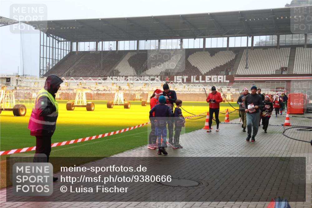 07.12.2025 - St. Pauli X-Mass-Run No. 15 Luisa Fischer http://msf.ph/oto/9380666 07.12.2025 10:09:11 Ziel 534, 707, 2247, 19, 390, 707, 786, 789, 947, 1002, 1031, 1176, 1461, 1465, 1570, 1575, 1576, 2126, 2247, 2248, 2521, 2650, 2746, 3212, 3300, 3332, 3335, 3484, 3495, 3671, 3759, 3891, 3904, 3907, 4066, 4067, 4068, 4205, 4232, 4234, 4451 meine-sportfotos.de