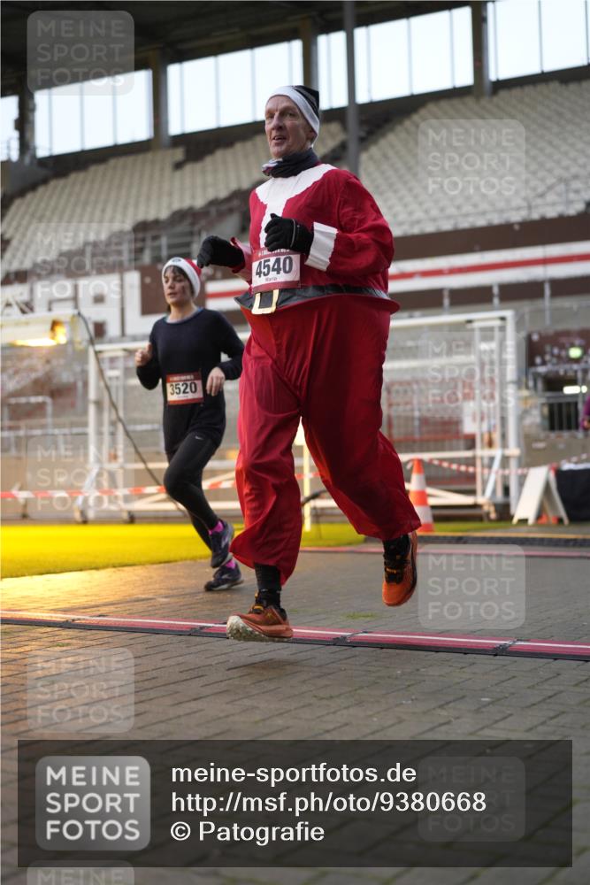 07.12.2025 - St. Pauli X-Mass-Run No. 15 Patografie http://msf.ph/oto/9380668 07.12.2025 10:18:23 Ziel 243, 264, 269, 2049, 3520, 3606, 3608, 4540 meine-sportfotos.de