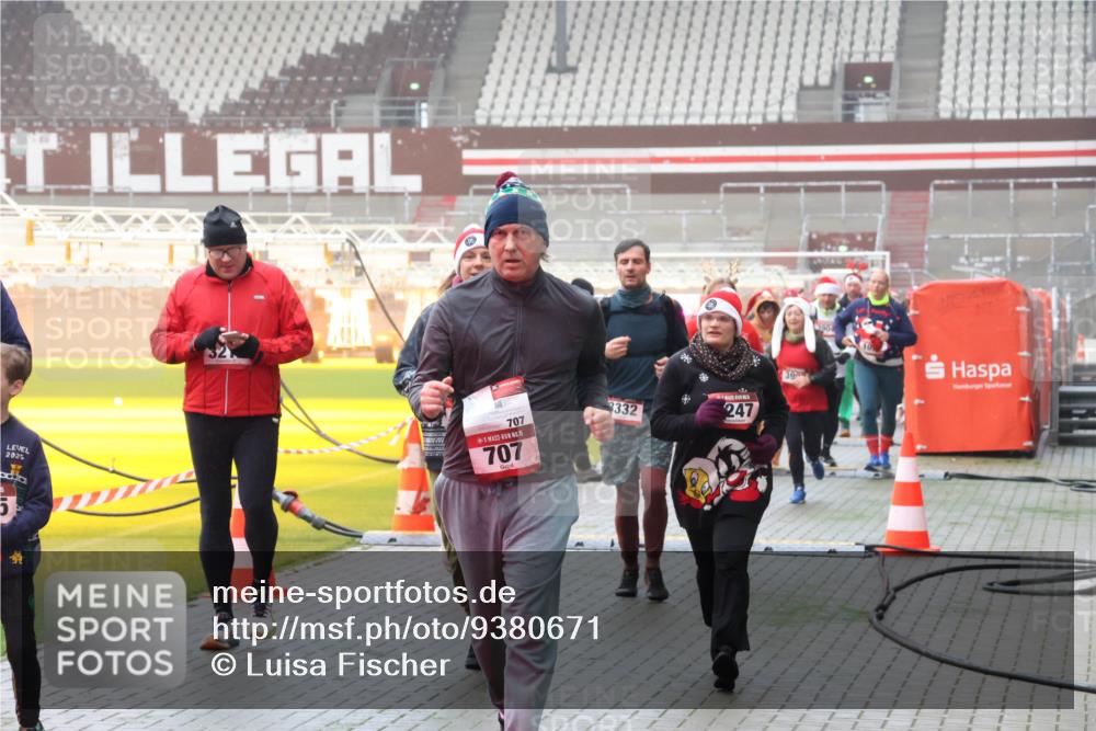 07.12.2025 - St. Pauli X-Mass-Run No. 15 Luisa Fischer http://msf.ph/oto/9380671 07.12.2025 10:09:12 Ziel 2025, 707, 5, 707, 3332, 247, 39, 19, 390, 707, 786, 789, 947, 1002, 1031, 1176, 1461, 1465, 1570, 1575, 1576, 2126, 2247, 2248, 2521, 2650, 2746, 3212, 3300, 3332, 3335, 3484, 3495, 3671, 3759, 3891, 3904, 3907, 4066, 4067, 4068, 4205, 4232, 4234, 4451 meine-sportfotos.de