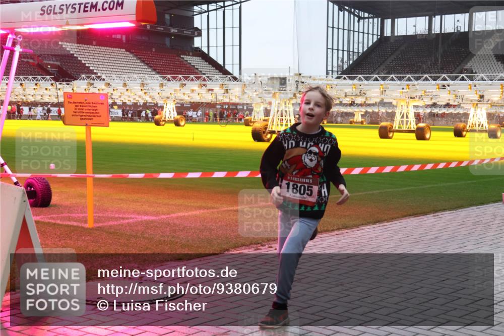07.12.2025 - St. Pauli X-Mass-Run No. 15 Luisa Fischer http://msf.ph/oto/9380679 07.12.2025 11:14:53 Ziel 0, 15, 1805, 274, 425, 525, 708, 922, 942, 946, 948, 1776, 1778, 1798, 1804, 1805, 1806, 1807, 2040, 2211, 4010 meine-sportfotos.de