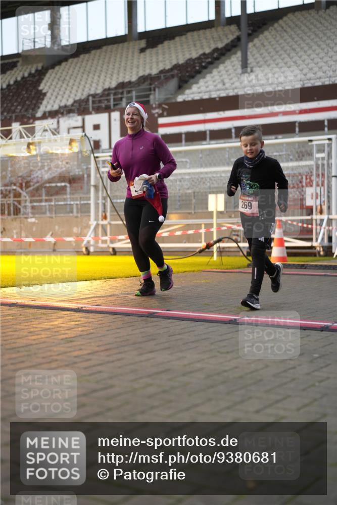 07.12.2025 - St. Pauli X-Mass-Run No. 15 Patografie http://msf.ph/oto/9380681 07.12.2025 10:18:25 Ziel 243, 264, 269, 1607, 1671, 2049, 3520, 3606, 3608, 4540 meine-sportfotos.de