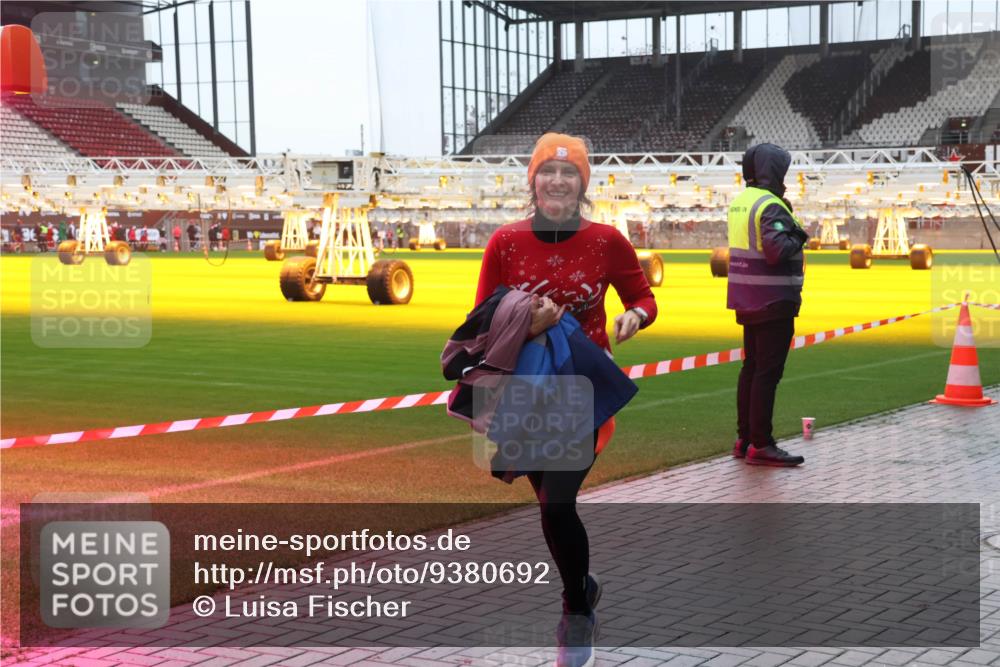 07.12.2025 - St. Pauli X-Mass-Run No. 15 Luisa Fischer http://msf.ph/oto/9380692 07.12.2025 11:15:07 Ziel 525, 922, 942, 946, 948, 1776, 1778, 1798, 1804, 1805, 1806, 1807, 2040, 2211, 4010 meine-sportfotos.de