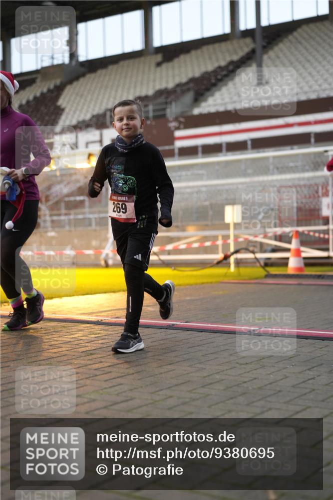 07.12.2025 - St. Pauli X-Mass-Run No. 15 Patografie http://msf.ph/oto/9380695 07.12.2025 10:18:26 Ziel 243, 264, 269, 1607, 1671, 2049, 2631, 3520, 3606, 3608, 4540 meine-sportfotos.de