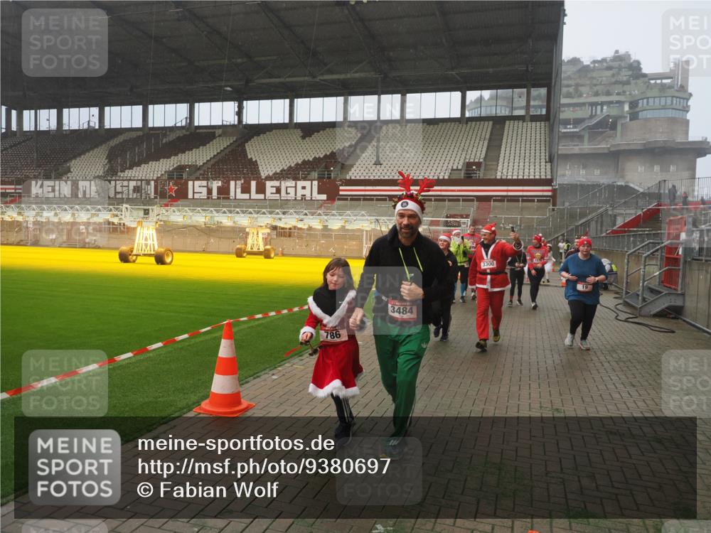 07.12.2025 - St. Pauli X-Mass-Run No. 15 Fabian Wolf http://msf.ph/oto/9380697 07.12.2025 10:08:59 Ziel 19, 390, 786, 789, 947, 1002, 1031, 1176, 1461, 1465, 1570, 1575, 1576, 2126, 2521, 3300, 3332, 3335, 3484, 3891, 3904, 3907, 4066, 4067, 4068 meine-sportfotos.de
