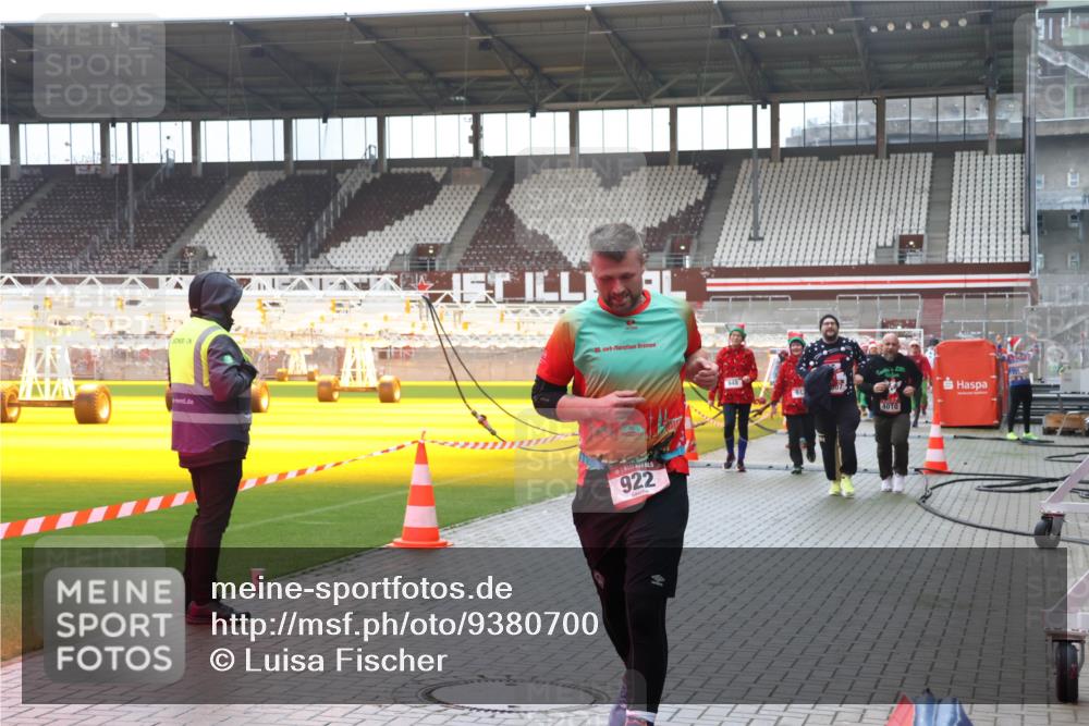 07.12.2025 - St. Pauli X-Mass-Run No. 15 Luisa Fischer http://msf.ph/oto/9380700 07.12.2025 11:15:10 Ziel 20, 922, 4010, 525, 922, 942, 946, 1776, 1778, 1798, 1804, 1805, 1806, 1807, 2040, 2211, 4010 meine-sportfotos.de