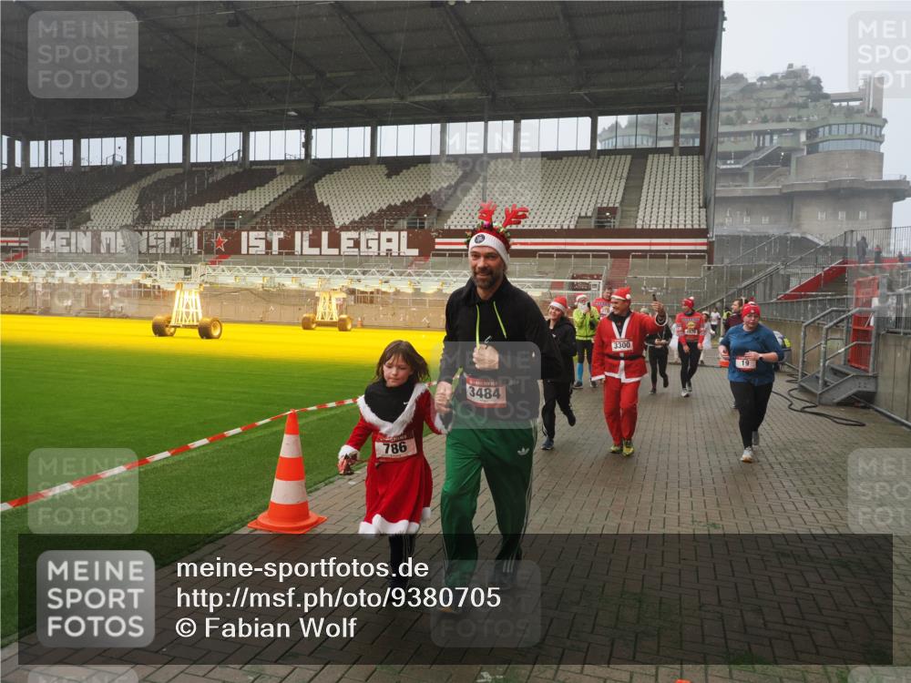 07.12.2025 - St. Pauli X-Mass-Run No. 15 Fabian Wolf http://msf.ph/oto/9380705 07.12.2025 10:08:59 Ziel 19, 390, 786, 789, 947, 1002, 1031, 1176, 1461, 1465, 1570, 1575, 1576, 2126, 2521, 3300, 3332, 3335, 3484, 3891, 3904, 3907, 4066, 4067, 4068 meine-sportfotos.de