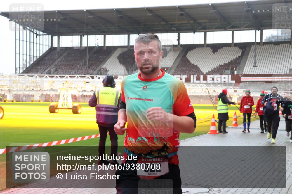 07.12.2025 - St. Pauli X-Mass-Run No. 15 Luisa Fischer http://msf.ph/oto/9380709 07.12.2025 11:15:11 Ziel 20, 25, 15, 922, 525, 922, 1776, 1778, 1798, 1804, 1805, 1806, 1807, 2040, 2211, 4010 meine-sportfotos.de