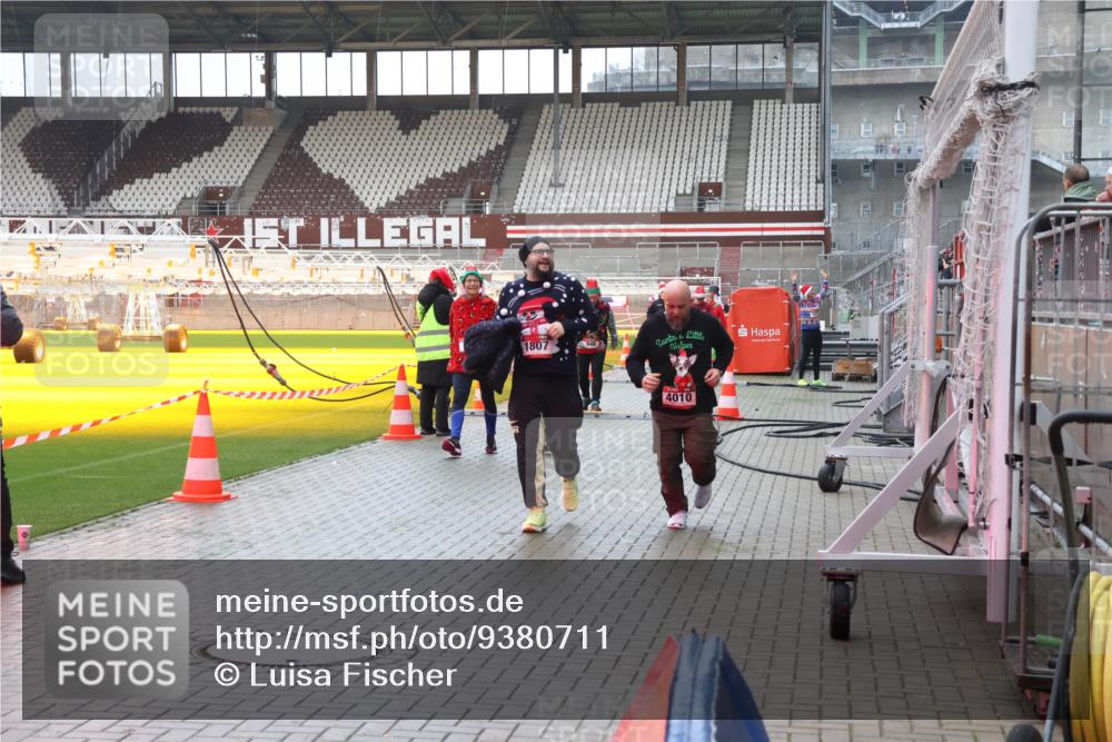 07.12.2025 - St. Pauli X-Mass-Run No. 15 Luisa Fischer http://msf.ph/oto/9380711 07.12.2025 11:15:13 Ziel 1807, 4010, 525, 922, 1623, 1776, 1778, 1798, 1804, 1805, 1806, 1807, 2040, 2211, 4010 meine-sportfotos.de