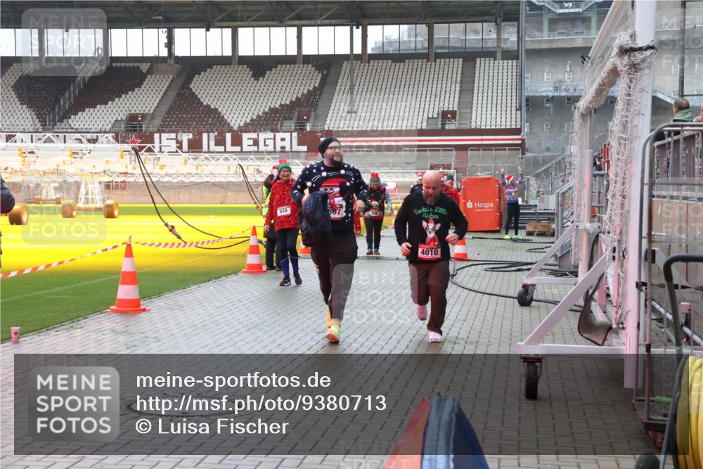 07.12.2025 - St. Pauli X-Mass-Run No. 15 Luisa Fischer http://msf.ph/oto/9380713 07.12.2025 11:15:14 Ziel 948, 4010, 525, 922, 1623, 1627, 1662, 1776, 1778, 1798, 1804, 1805, 1806, 1807, 2040, 2211, 4010 meine-sportfotos.de
