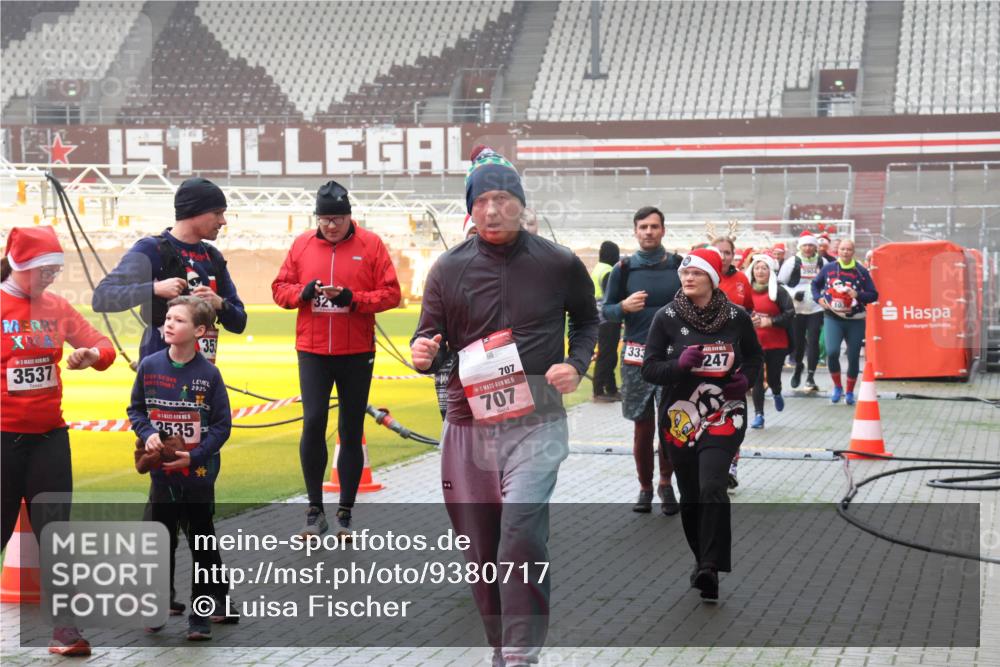 07.12.2025 - St. Pauli X-Mass-Run No. 15 Luisa Fischer http://msf.ph/oto/9380717 07.12.2025 10:09:13 Ziel 3537, 35, 2025, 3535, 321, 707, 15, 707, 333, 247, 103, 19, 390, 707, 786, 789, 947, 1002, 1031, 1176, 1461, 1465, 1570, 1575, 1576, 2126, 2247, 2248, 2521, 2650, 2746, 3212, 3300, 3332, 3335, 3484, 3495, 3671, 3759, 3891, 3904, 3907, 4066, 4067, 4068, 4205, 4232, 4234, 4451 meine-sportfotos.de